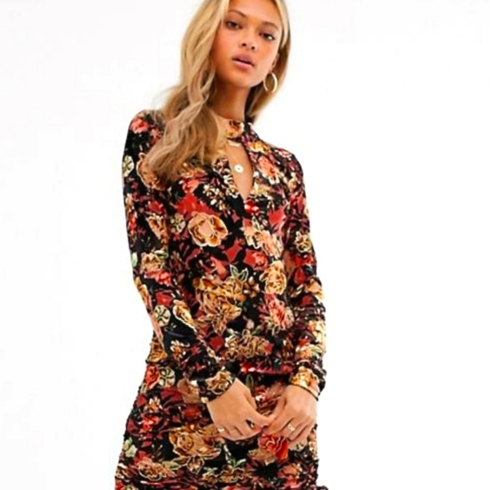 Ebonie n ivory rushed mini dress in floral print